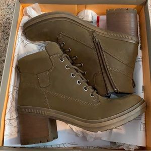Crown vintage Olive boots, never worn